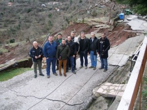 φωτό από την επίσκεψη του κλιμακίου μηχανικών στην Κλεπά (φωτό : Ιωάννης Κοργιαλάς)